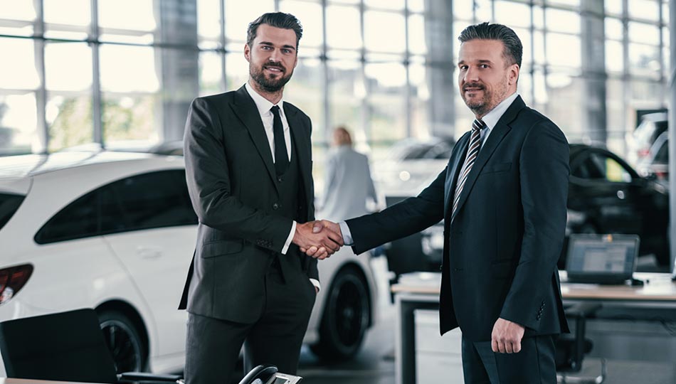 lokale-suchmaschinenoptimierung-hildesheim-hannover-top-sales-manager-and-customer-at-dealership-P2UPDLZ